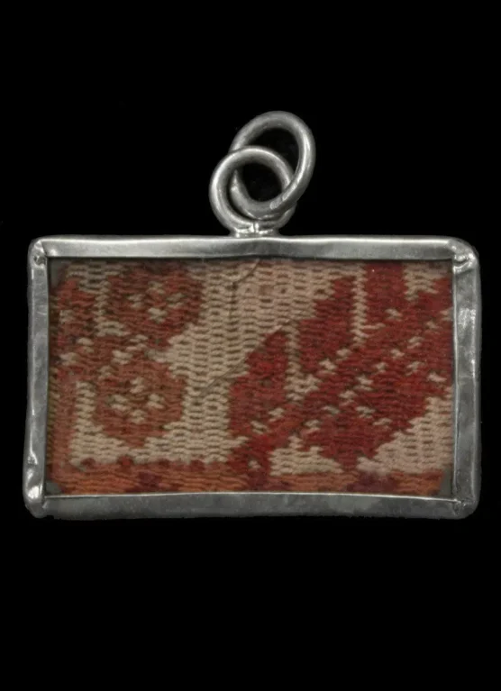 319 Colgante con tejido antiguo