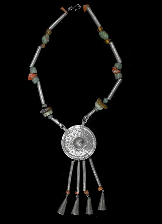 323 Collar estilo araucano