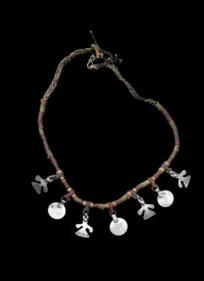 370 Collar de hilo y cuentas