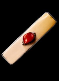 38 Broche con marfil y coral