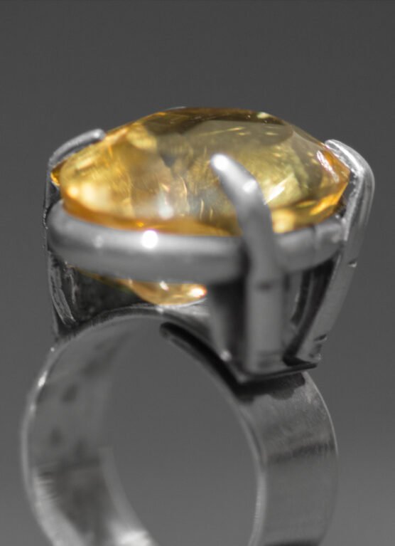 153 Anillo con topacio