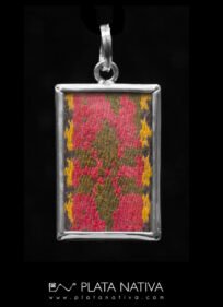 Colgante con tejido antiguo