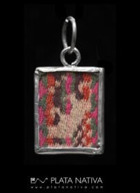 Colgante con tejido antiguo
