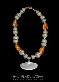 collar con ambar serpentina y centro de plata