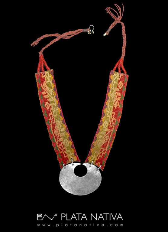collar con textil y centro de plata