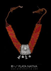 collar con textil y centro de plata