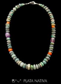 collar con piedras duras