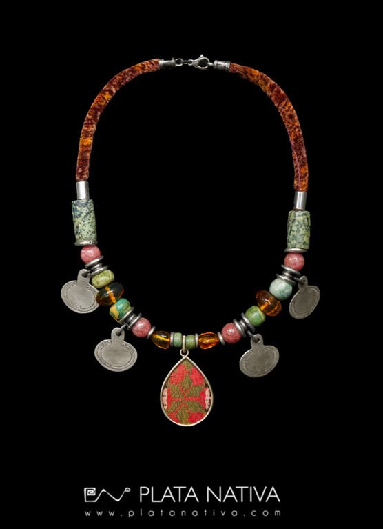 collar con centro tejido