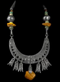 193 Collar con centro de ambar y plata.