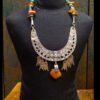 193 Collar con centro de ambar y plata.