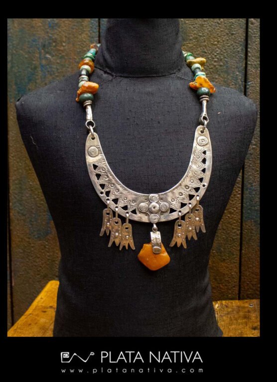 193 Collar con centro de ambar y plata.