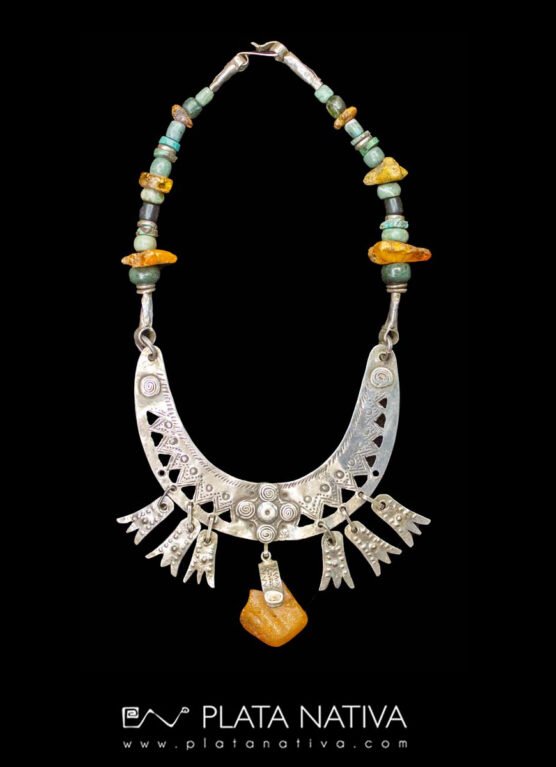 193 Collar con centro de ambar y plata.