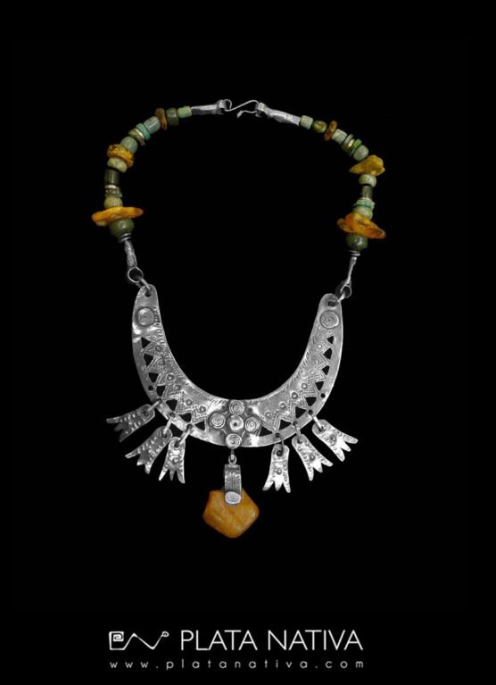 193 Collar con centro de ambar y plata.