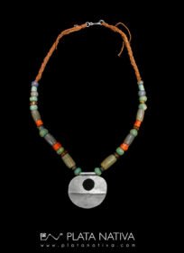 collar con centro de plata