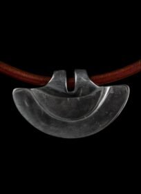 colgante hacha grande