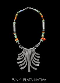 644 Collar de plumas y piedras