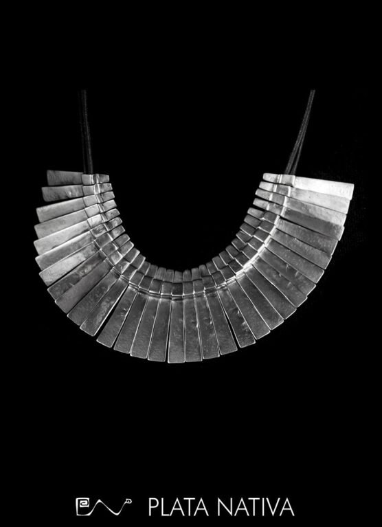 collar nefertitis
