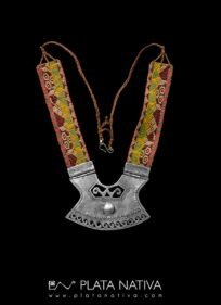 collar con tejido antiguo