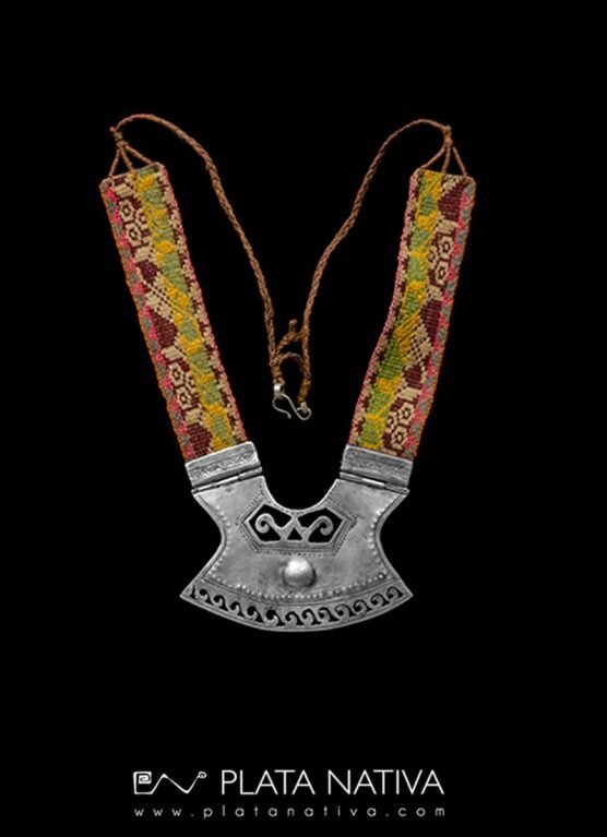 689 Collar con centro de plata