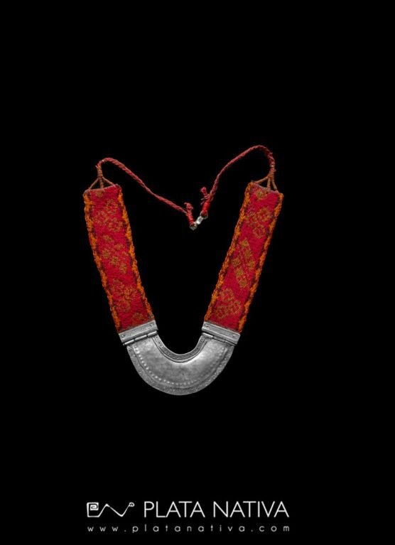 698 Collar con centro de plata