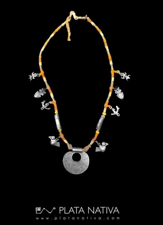 Collar con hilo encerado