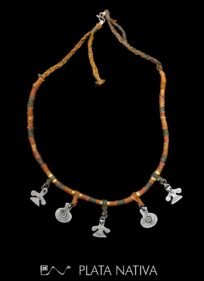 collar con hilo encerado y colgantes de plata