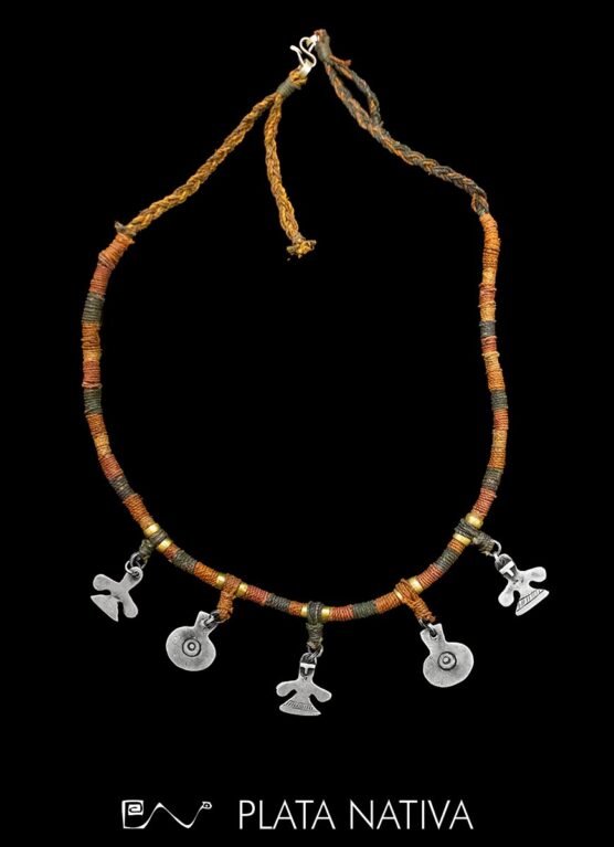 715 Collar con hilo y plata