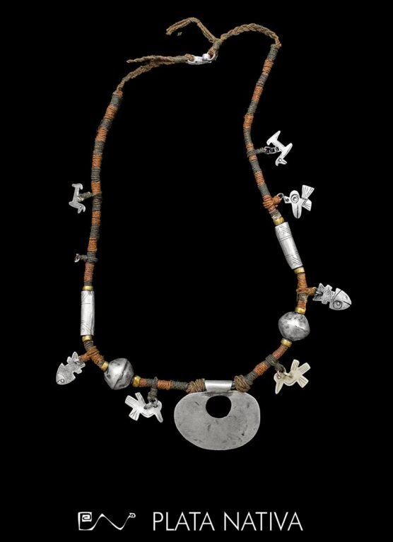 collar con centro de plata, cordón con hilos de chaguar.cuentas de plata repujadas y cinceladas a mano.