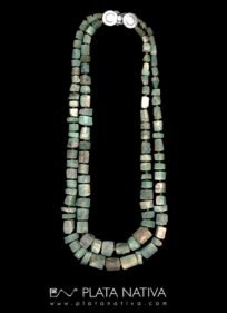 Collar de raíz de esmeralda.