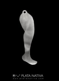 Exvoto metálico en fomra de pierna, recortado en lamina delgada de plata baja, con perforación superior para colgar.Representa una ofrenda de gratitud por sanación o proteción de la extremidad inferior, en contextos religiosos populares. Largo 6 cm.