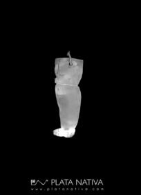 Evoto metalico representando una pierna con pie calzado.Confeccionado en lámina repujada.Forma parte de la tradicion devocional popular, como ofrenda por sanaciones o proteccion del miembro representado. largo: 4 cm.