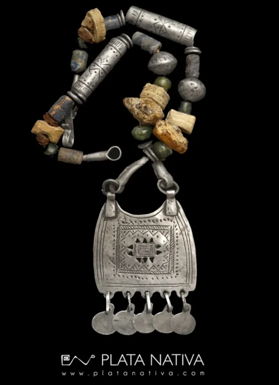 079 Collar con centro mapuche y piedras