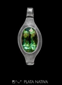 Colgante con turmalina verde