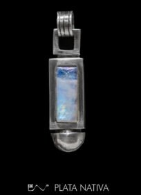 colgante con piedra de luna