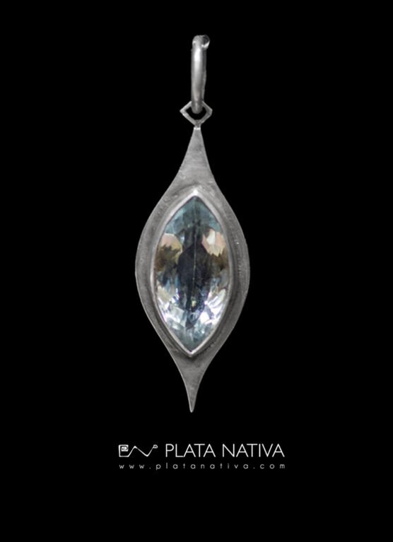 colgante con topacio azul