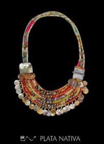 collar con base textil multicolor