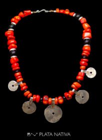 Coral bambú y discos de plata