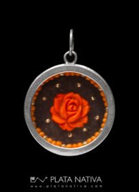 Relicario de plata con roseta de coral