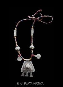 Collar con fibras y centro de plata